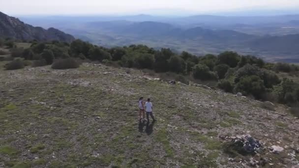 Genç Fransız Çift Pireneler Eteklerindeki Dağ Vadisi Manzarasına Hayran — Stok video