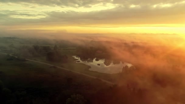 云彩上的落日和下方的自然景观的美丽鸟瞰 — 图库视频影像