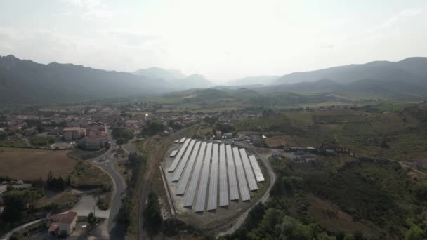 Zejście Powietrza Farmę Energii Paneli Słonecznych Miasteczku Mglistych Pirenejów — Wideo stockowe