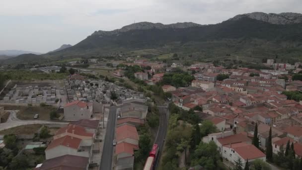 Tracking Luchtfoto Volgt Rode Trein Door Kleine Franse Pyreneeën Stad — Stockvideo