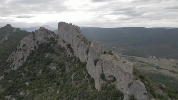 Историческая Крепость Вершине Крутой Вертикальной Скалы Французских Пиренеях — стоковое видео