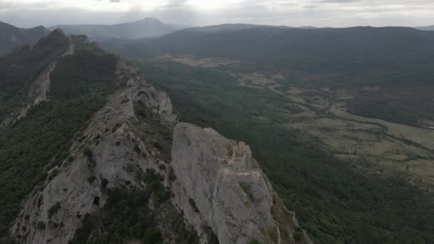 Вершині Середньовічної Скелі Височіє Фортеця Пейреперт Яка Здіймається Над Широкою — стокове відео