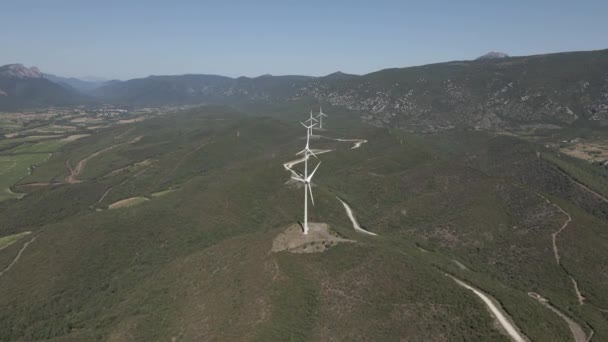 Pojedyncza Linia Turbin Wiatrowych Bujnej Dolinie Zielonych Podgórz Francji — Wideo stockowe