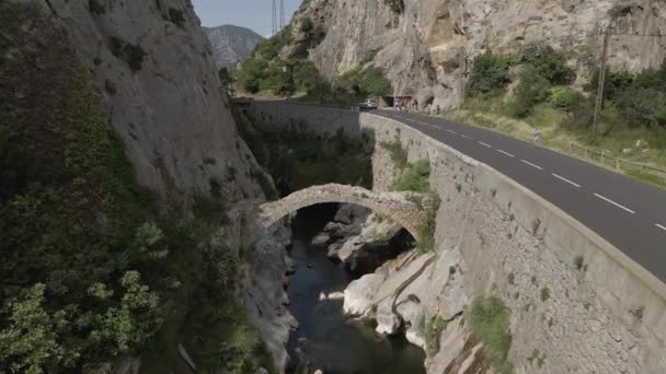 Oude Romeinse Stenen Boogbrug Agly Rivier Franse Pyreneeën — Stockvideo