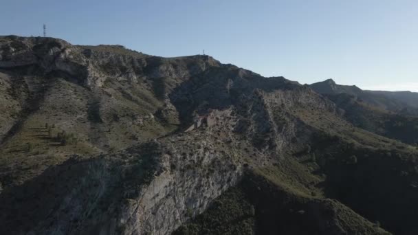 Kuru Engebeli Kayalık Arazinin Üzerinden Uçup Inzivaya Çekilen Inzivaya Çekilen — Stok video