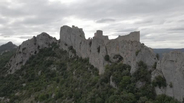 Rising Εναέρια Αποκαλύπτει Ιστορική Κορυφή Γκρεμό Cathar Κάστρο Peyrepertuse — Αρχείο Βίντεο