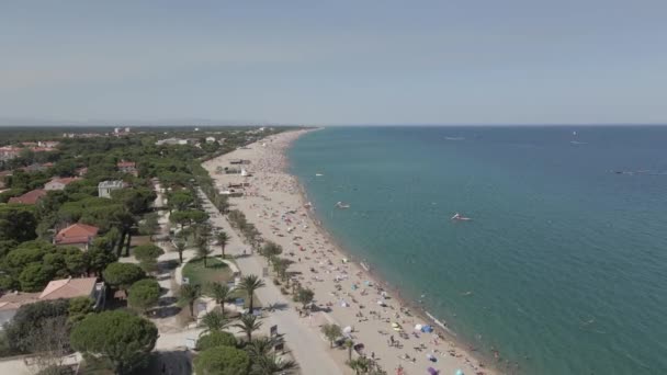 フランス地中海沿岸の混雑したビーチフライオーバー 晴れた日 — ストック動画