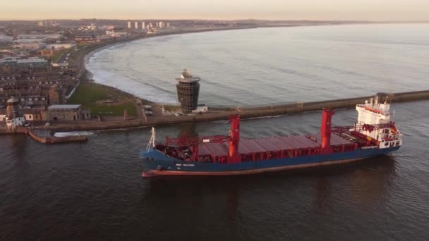 Luchtfoto Van Een Vrachtschip Dat Bij Zonsondergang Haven Van Aberdeen — Stockvideo