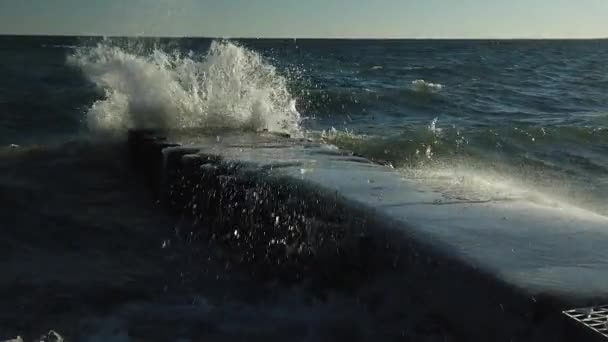 Lovitură Largă Valuri Iarnă Care Ciocnesc Stropesc Mișcare Lentă Jetty — Videoclip de stoc