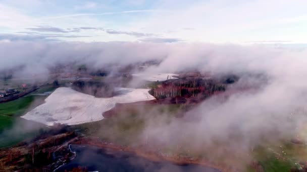 Misterioso Drone Volare Attraverso Nuvole Terreni Agricoli Con Neve Che — Video Stock