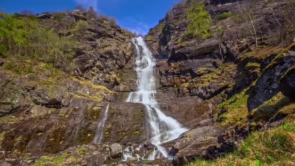 Disparo Movimiento Rápido Ángulo Bajo Latefossen Que Una Las Cascadas — Vídeo de stock