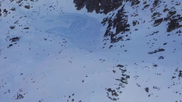 Eine Drohne Kippt Bei Sonnenaufgang Über Dem Zugefrorenen Asta See — Stockvideo