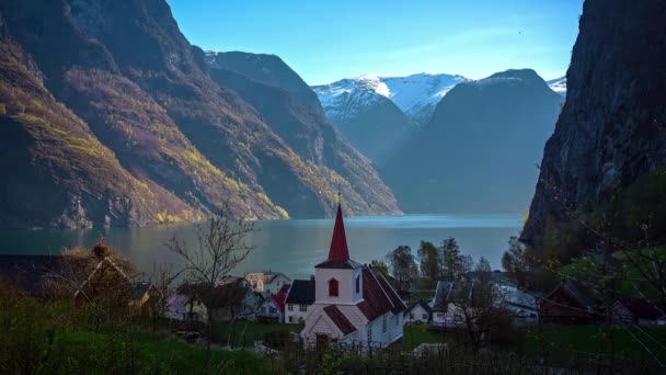 Rychle Pohybující Záběr Flam Vesnice Kostelem Flamsdalen Aurlandsfjord Větev Sognefjord — Stock video