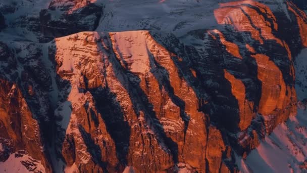ドロマイトのピンクの崖の上のドローンの傾きを地平線に — ストック動画