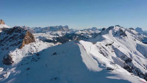 Drone Desliza Sobre Pendientes Belvedere Los Dolomitas Italia — Vídeos de Stock