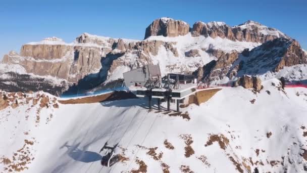 Drone Stiger Över Belvedere Ski Resort Gondol — Stockvideo