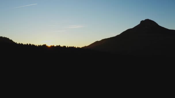 Een Drone Stijgt Boven Een Silhouetted Oclini Corno Bianco — Stockvideo