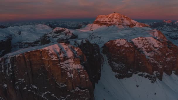 Drohne Steigt Bei Sonnenuntergang Über Den Dolomiten Auf — Stockvideo