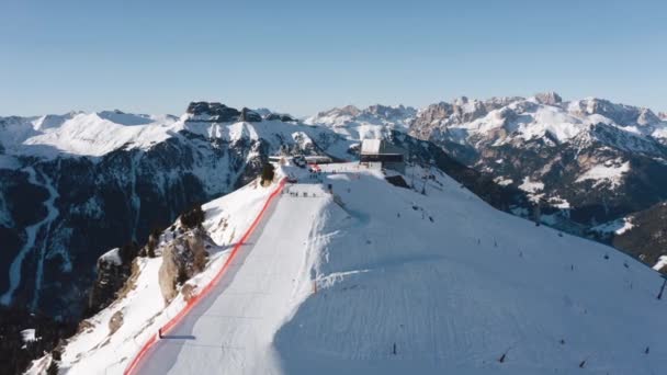 Drone Skjuter Över Skidåkare Belvedere Ski Resort — Stockvideo