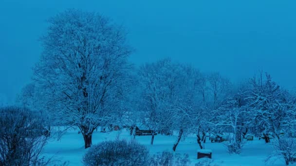 朝から夕方までの時間経過で雪で覆われたコテージの静的なショット 冬の日に家の上に落ちる太陽の光 — ストック動画