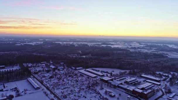 Vzdušná Zpětná Střela Nad Městskou Krajinou Zasněženými Střechami Kouřem Vycházejícím — Stock video