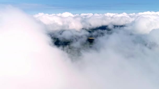 Vista Aérea Del Paso Través Densas Nubes Blancas Día Soleado — Vídeos de Stock