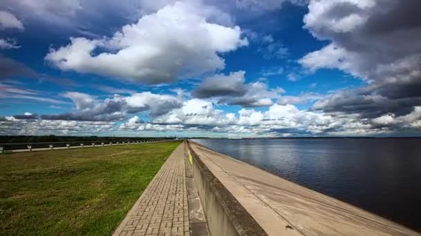 Regnmoln Och Regnbåge Rör Sig Kustön Time Lapse Spektakulära Regniga — Stockvideo