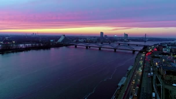 Letecký Pohled Řeku Daugavu Most Rigu Během Západu Slunce Purpurovou — Stock video