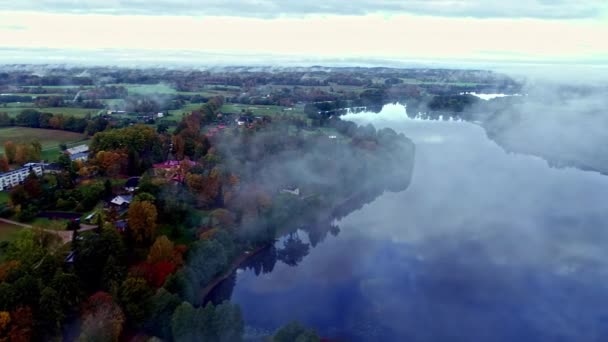 Drohnenübersicht Frühen Morgen Mit Nebelschwaden Über Ruhigem Seewasser Luftaufnahme Eines — Stockvideo