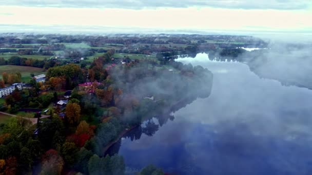 Drönaröversikt Tidigt Morgonen Med Dimma Som Flyter Över Lugnt Sjövatten — Stockvideo