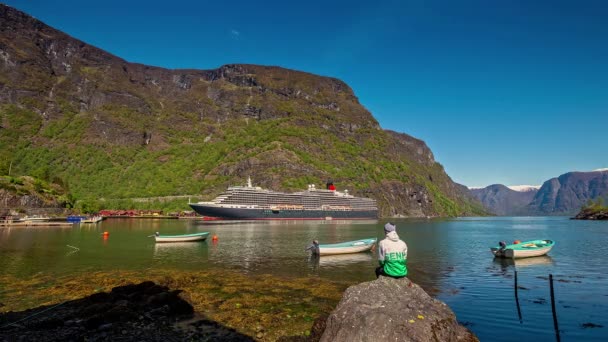 Man Rots Horloges Cruiseschip Boten Noorse Fjord Time Lapse — Stockvideo