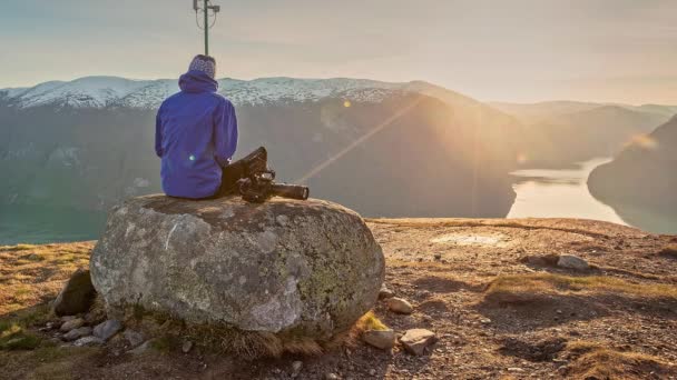 Ember Sziklán Hegyen Naplemente Kilátás Fjord Norvégia Idő Mulasztás — Stock videók
