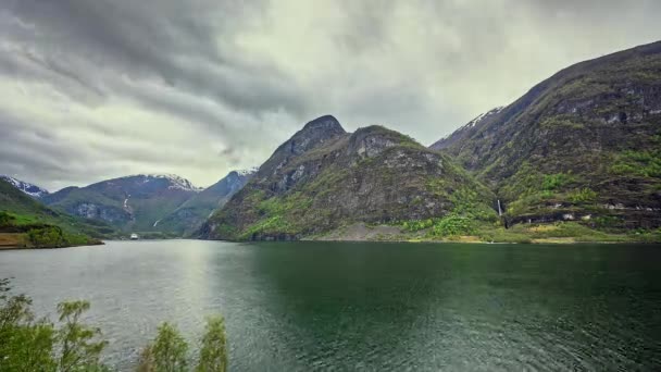 Ошеломляющее Видео Величественных Облаков Плавающих Над Горами Фьорде Орланда Норвегия — стоковое видео