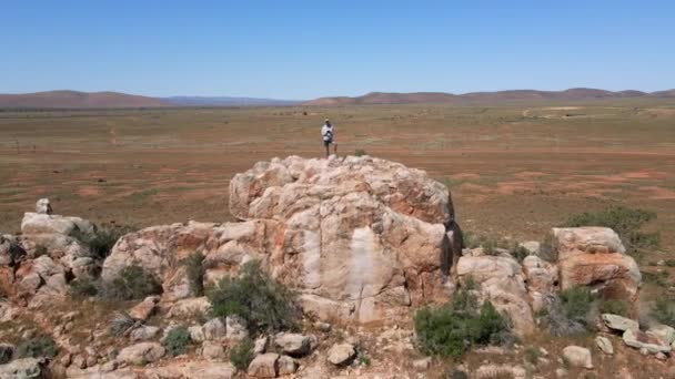 Man Alleen Australische Outback Luchtfoto Terugtrekken Van Castle Rock Lookout — Stockvideo