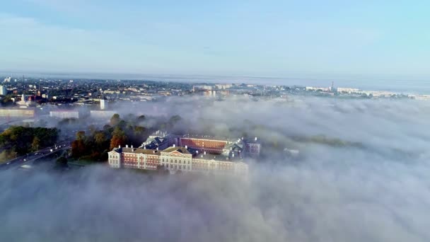 Drone Aérien Brouillard Épais Couvre Ville Jelgava Dans Matinée Palais — Video