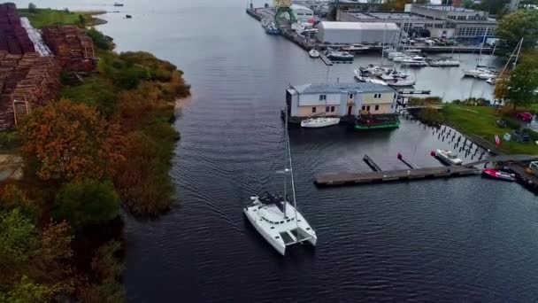 Flygfoto Båt Som Seglar Tillbaka Till Bryggan Molnig Kväll Drone — Stockvideo