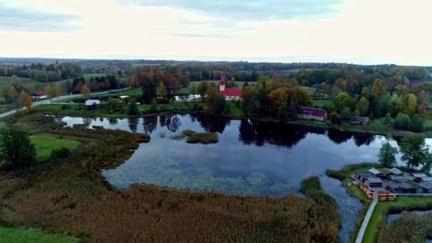 Luftaufnahme Der Behausung Des Raisee Sees Auf Einer Insel Inmitten — Stockvideo