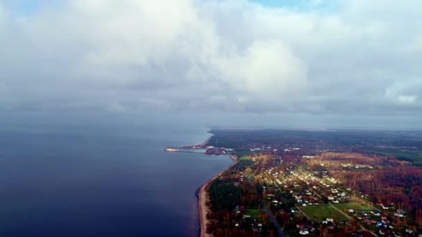 Повітря Назад Рухається Старого Міста Вздовж Берегової Лінії Будинками Дорогами — стокове відео