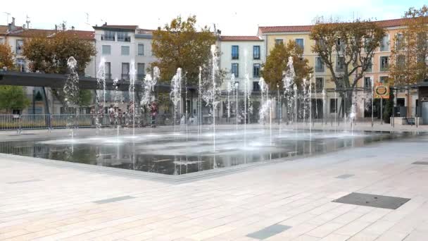 フランスのベジエ広場に噴水 — ストック動画