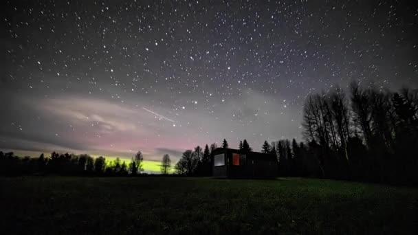 Zeitraffer Aufnahme Fliegender Sterne Nachthimmel Über Ländlicher Winterlandschaft Mit Holzhaus — Stockvideo