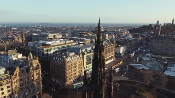 Luftaufnahme Des Scott Monuments Edinburgh Mit Calton Hill Der Ferne — Stockvideo
