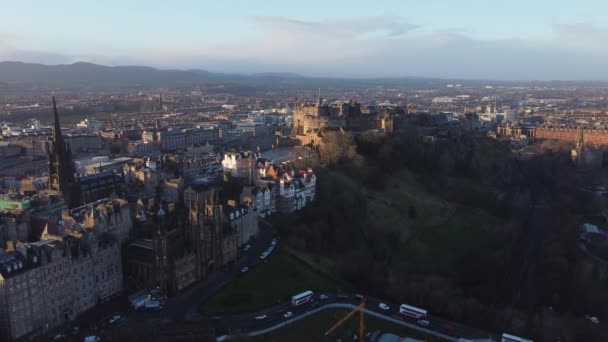 Вид Улицы Принсес Эдинбургский Замок Воздуха Рассвете Кругом Справа Налево — стоковое видео