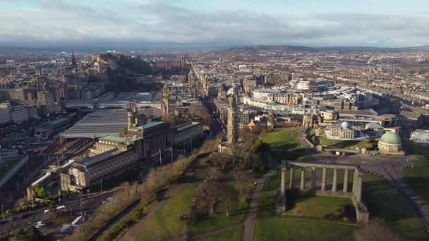 Letecký Pohled Vrcholu Kopce Calton Hill Edinburghu Směrem Centra Města — Stock video