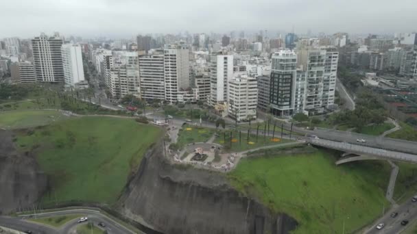 City Aerial Descends Clifftop Beso Love Park Miraflores Peru — Stock Video