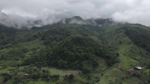 Levantamiento Aéreo Diminuto Santuario Religioso Exuberante Valle Nublado Perú — Vídeo de stock