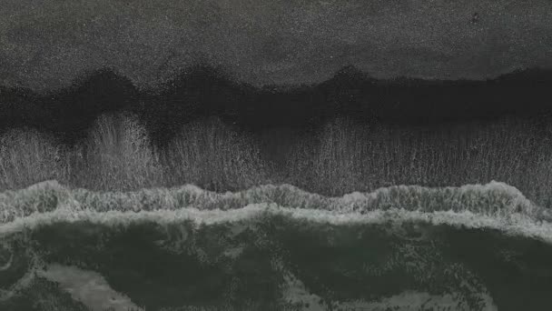 Dalgalar Siyah Çakıllı Okyanus Sahillerine Yayılırken Dikey Hava Görüntüsü — Stok video