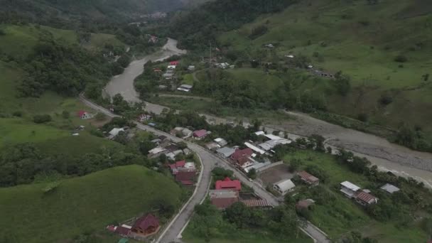 Kemiringan Udara Dari Desa Prusia Lembah Hutan Berawan Peru Tengah — Stok Video