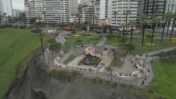 Aerial Orbits Beso Kissing Statue Miraflores Love Park Lima Peru — Stock Video