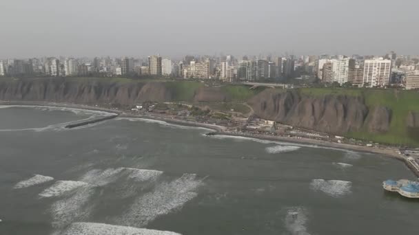 Hyperlapse Aerial Pacific Cliffs Highway Foggy Lima Peru — Stok Video