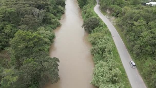 Van Guida Sulla Stretta Strada Della Giungla Accanto Alla Valle — Video Stock